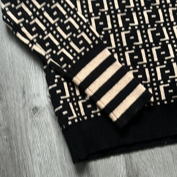 Beautiful Stylish Sweater w/Zipper - Size Small - Picture 4 of 12